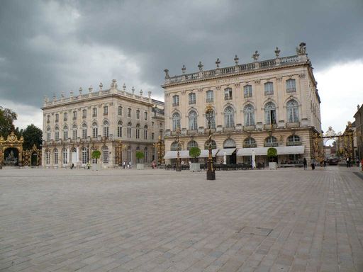  opéra et grand hôtel de la Reine sous un ciel noir